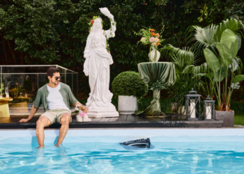 Mantén tu piscina reluciente: herramientas y consejos esenciales para limpiar las paredes durante todo el año