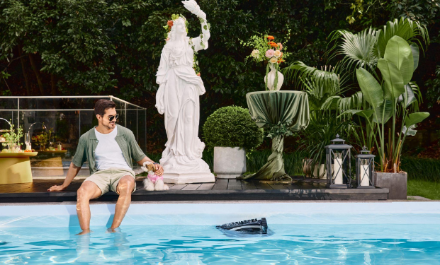 Mantén tu piscina reluciente: herramientas y consejos esenciales para limpiar las paredes durante todo el año