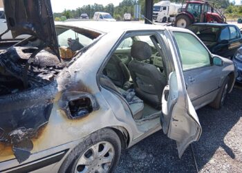 Un hombre sufre quemaduras en las piernas tras incendiarse su coche