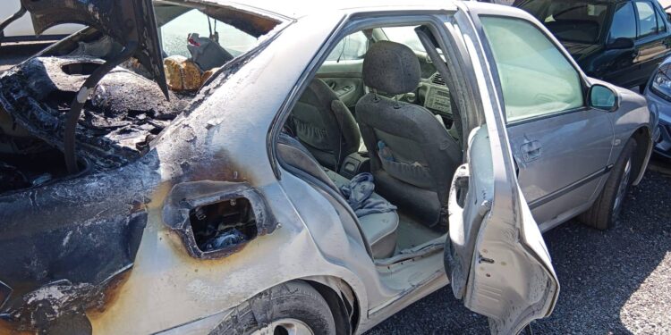 Un hombre sufre quemaduras en las piernas tras incendiarse su coche