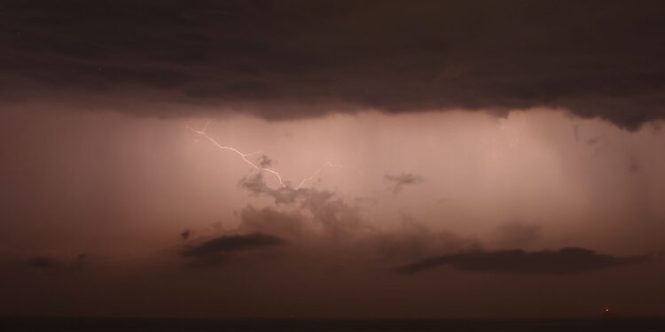 Madrugada de tormentas con más de 1.300 rayos que iluminaron Galicia