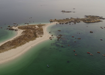 Evacuadas a Vigo dos de las tres mujeres rescatadas tras volcar sus kayaks en A Illa de Arousa