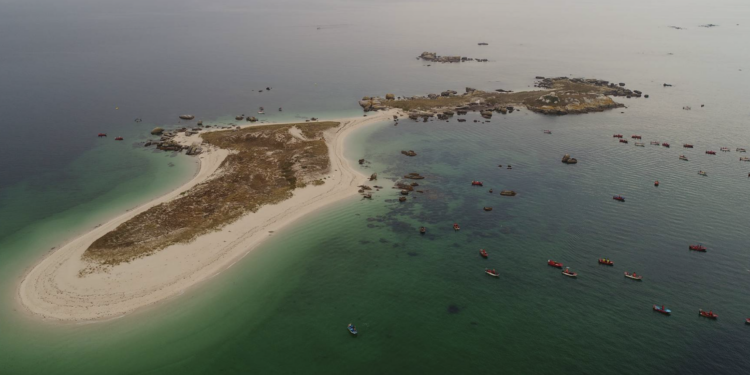 Evacuadas a Vigo dos de las tres mujeres rescatadas tras volcar sus kayaks en A Illa de Arousa