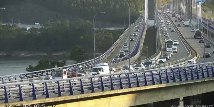 Retenciones en la autopista por un accidente en el puente de Rande