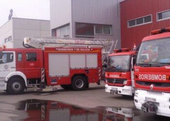Un incendio de madrugada en Tui arrasa con 7 vehículos