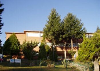Una nueva (y original) protesta para exigir mejoras en colegios de Vigo: tras los cascos, ahora miniserie y luto