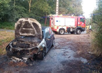 Arde un coche en Ponteareas por causas desconocidas y sus ocupantes salen ilesos