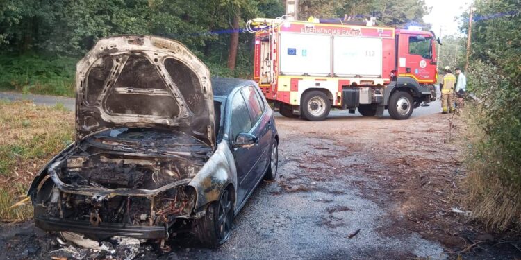Arde un coche en Ponteareas por causas desconocidas y sus ocupantes salen ilesos