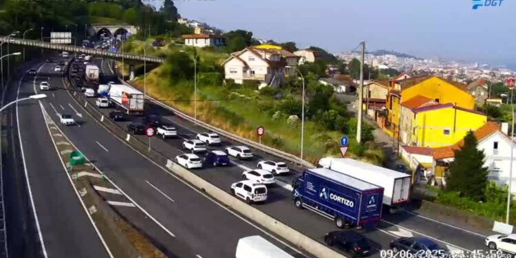Colas kilométricas en la AP-9 a su paso por Vigo tras la avería de un vehículo
