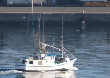Rescatados ilesos dos marineros tras hundirse un pesquero en Ribeira