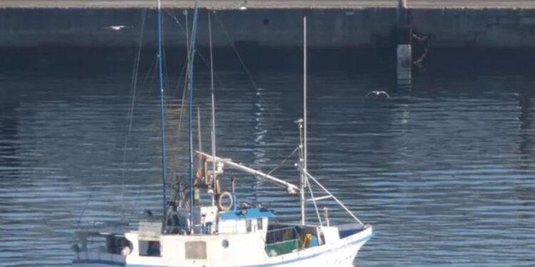 Rescatados ilesos dos marineros tras hundirse un pesquero en Ribeira
