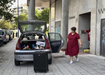 Desalojan de su piso en Vigo a una madre y su hijo tras expirar el plazo para uso exclusivo de la vivienda
