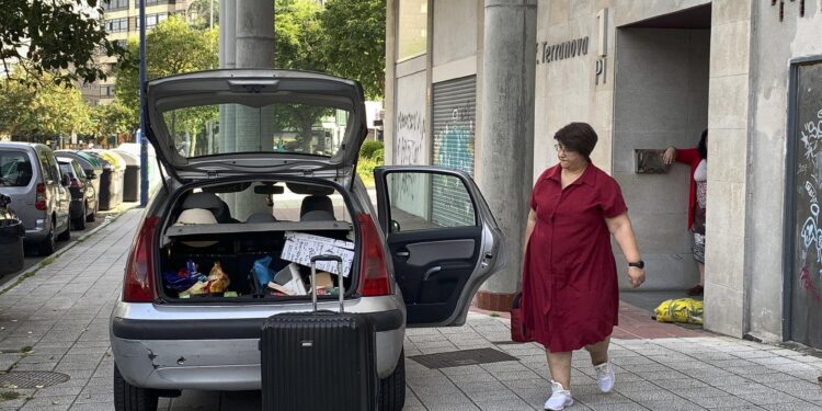 Desalojan de su piso en Vigo a una madre y su hijo tras expirar el plazo para uso exclusivo de la vivienda