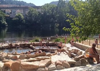 Ourense ‘pasa’ de Samil y llena de bañistas las termas con 33 grados: «Esto es mejor que Vigo»