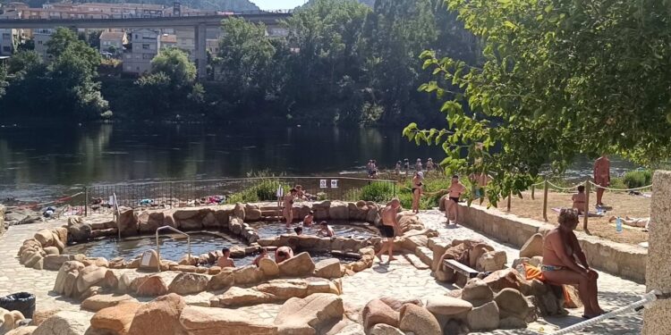 Ourense ‘pasa’ de Samil y llena de bañistas las termas con 33 grados: «Esto es mejor que Vigo»