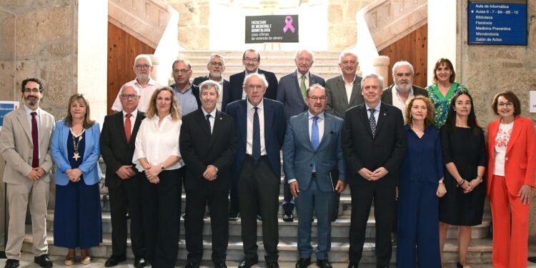 El deseo del conselleiro de Sanidade para el nuevo decano de Medicina de Santiago: que siga siendo el único de Galicia