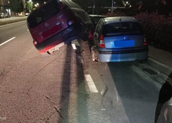 Detenido un conductor por agredir a un agente tras chocar contra cuatro vehículos mientras circulaba ebrio