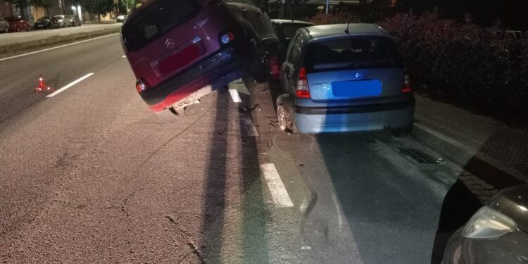 Detenido un conductor por agredir a un agente tras chocar contra cuatro vehículos mientras circulaba ebrio