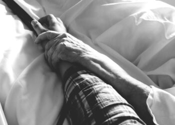 gente-cortada-con-las-manos-en-la-cama