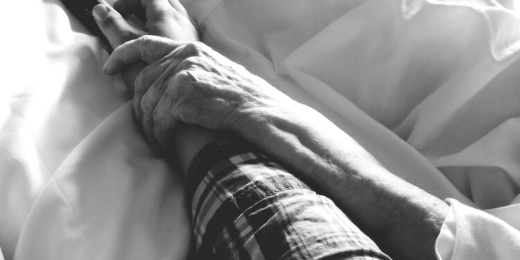 gente-cortada-con-las-manos-en-la-cama