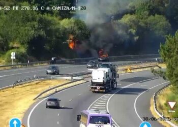 Un coche ardiendo en la A-52 provoca un conato de incendio forestal