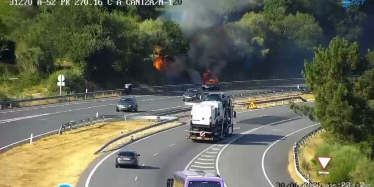 Un coche ardiendo en la A-52 provoca un conato de incendio forestal