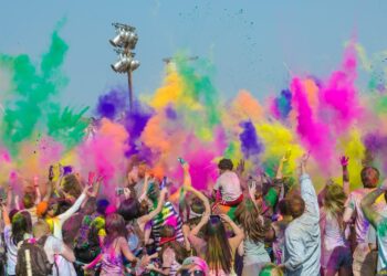 El paseo marítimo de Vigo acoge una gran fiesta Holi (gratis) con hinchables, música y animación para toda la familia