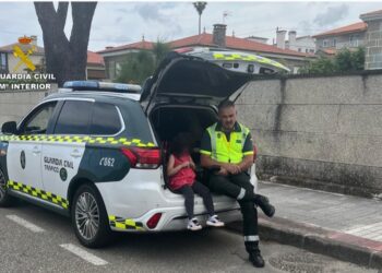 Agentes de la Guardia Civil localizan a una menor de edad deambulando sola por la calle en Nigrán