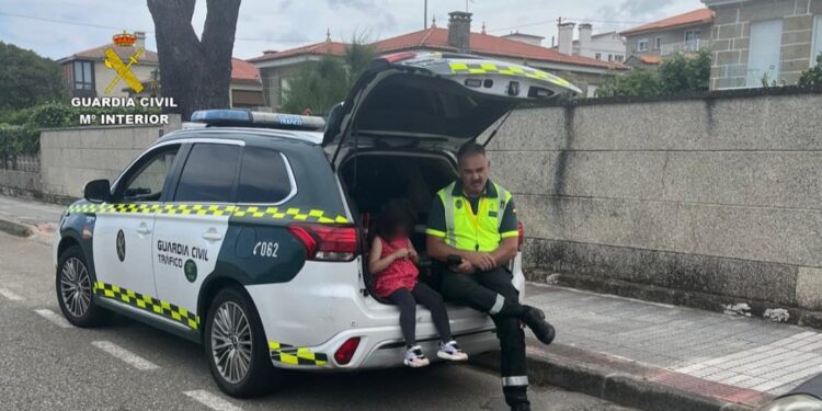 Agentes de la Guardia Civil localizan a una menor de edad deambulando sola por la calle en Nigrán