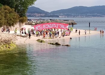 Nuevo asalto de los vecinos para reconquistar Toralla: «Esta vez iremos por tierra y mar»