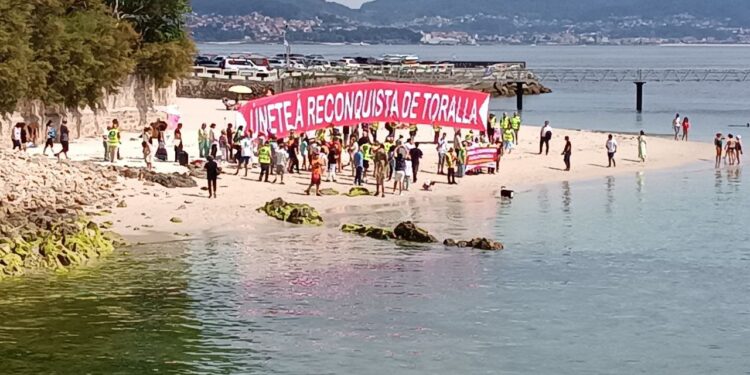 Nuevo asalto de los vecinos para reconquistar Toralla: «Esta vez iremos por tierra y mar»