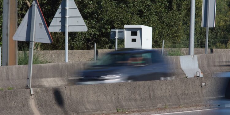 El radar de la Guardia Civil ‘caza’ a un conductor en Vigo circulando a 185 km/h en un tramo de 80