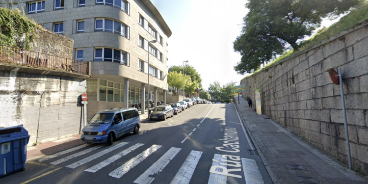 Detenido en Vigo por robar en dos vehículos tras romper las ventanillas con un trozo de baldosa