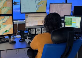 Evacuado en helicóptero un bañista tras ser rescatado inconsciente en la desembocadura del río Miñor