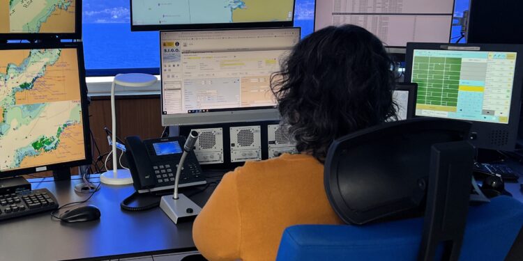 Evacuado en helicóptero un bañista tras ser rescatado inconsciente en la desembocadura del río Miñor