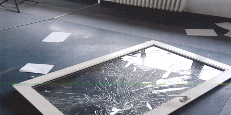 Una ventana del Concello de Vigo cae sobre una funcionaria: «Estamos cansados de la desidia y del silencio»