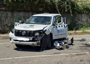Una mujer herida de gravedad y un agente medioambiental con lesiones en un accidente en Salvaterra