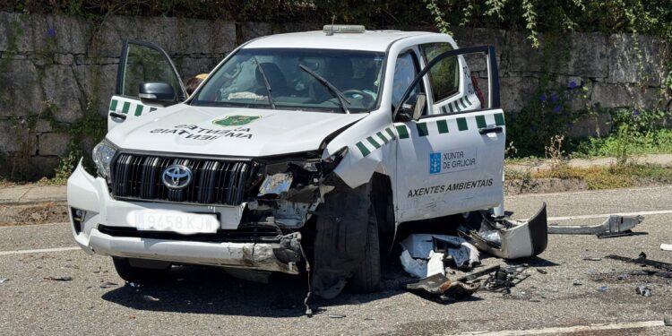Una mujer herida de gravedad y un agente medioambiental con lesiones en un accidente en Salvaterra