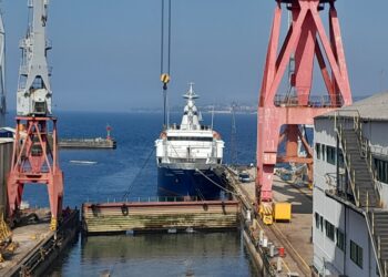 El arrastrero «Igueldo» zarpa hacia las Malvinas tras su puesta a punto en un astillero de Vigo
