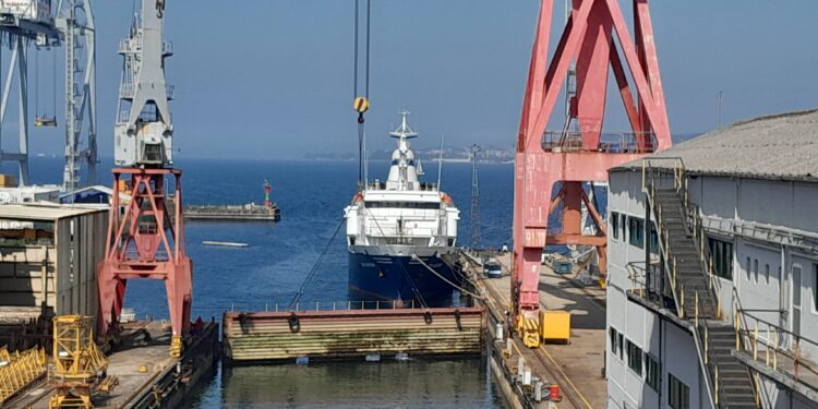 El arrastrero «Igueldo» zarpa hacia las Malvinas tras su puesta a punto en un astillero de Vigo