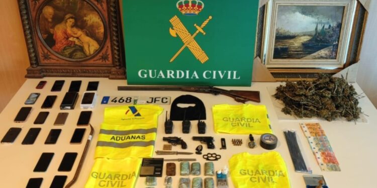 Detenidas 4 personas de un violento grupo criminal tras robar en viviendas con armas de fuego