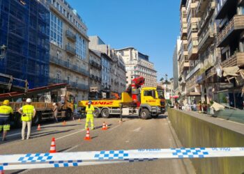 La tragedia roza Vigo al caer vigas de una grúa sobre la calle: «Por 30 segundos me he salvado»