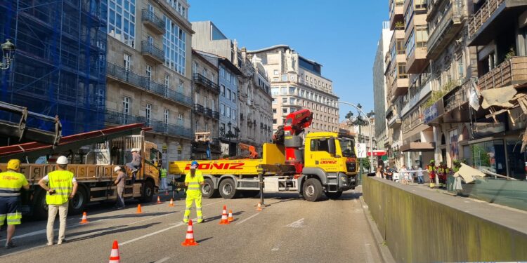 La tragedia roza Vigo al caer vigas de una grúa sobre la calle: «Por 30 segundos me he salvado»