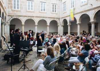 Un claustro barroco de Vigo abre sus puertas al ritmo de la música ligera