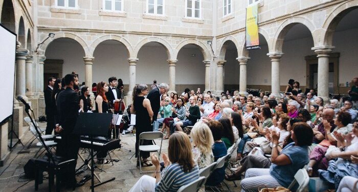Un claustro barroco de Vigo abre sus puertas al ritmo de la música ligera