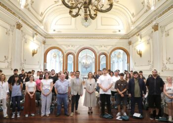 El presidente de la Diputación de Pontevedra anima a estudiantes de Erasmus a volver con «más conocimiento y fuerza»