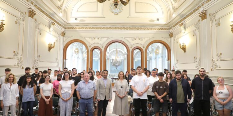 El presidente de la Diputación de Pontevedra anima a estudiantes de Erasmus a volver con «más conocimiento y fuerza»