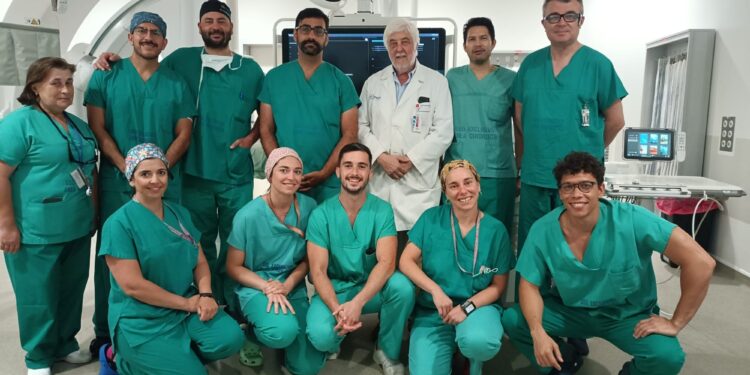 Hito mundial en el Cunqueiro: Cardiología utiliza por primera vez una nueva técnica para reponer una prótesis aórtica