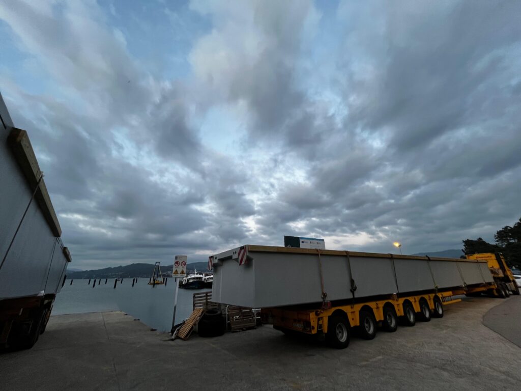 Enormes piezas de hormigón más de 20 metros de longitud viajaron esta semana desde A Coruña hasta San Adrián de Cobres. Se trata de los dos primeros pantalanes que ya se han empezado a instalar en el nuevo puerto de bateeiros de la ría de Vigo.