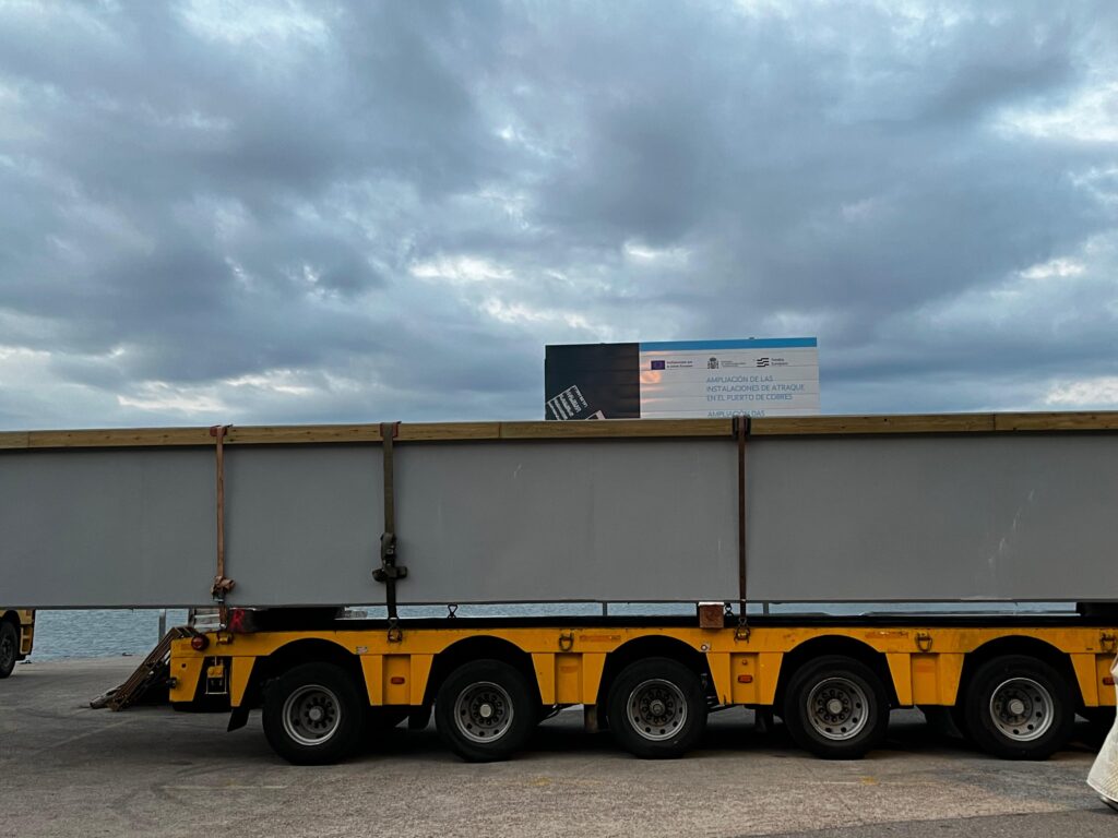 Enormes piezas de hormigón más de 20 metros de longitud viajaron esta semana desde A Coruña hasta San Adrián de Cobres. Se trata de los dos primeros pantalanes que ya se han empezado a instalar en el nuevo puerto de bateeiros de la ría de Vigo.